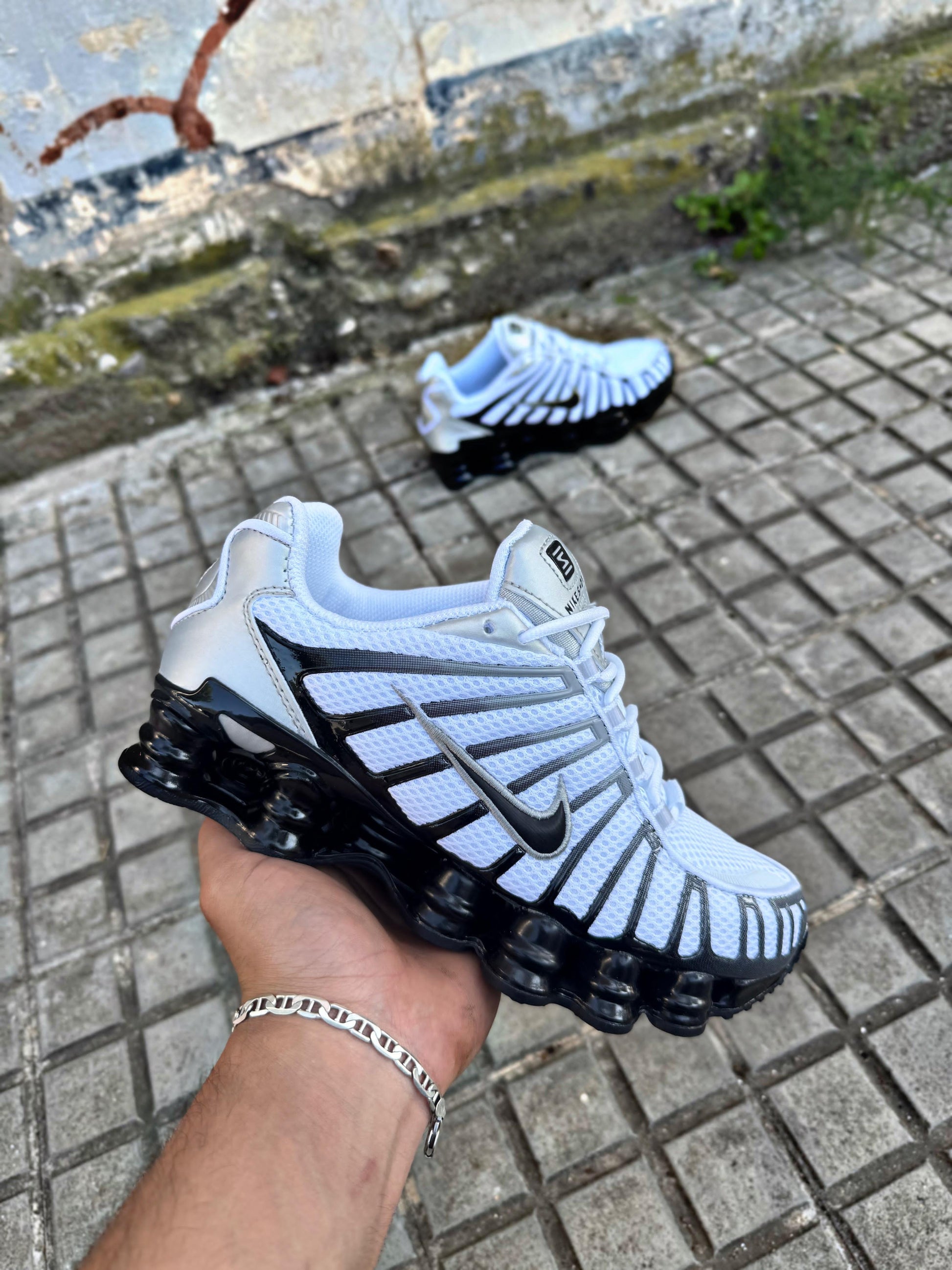 NIKE SHOX